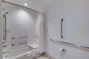 肯纳威克Comfort Suites Kennewick at Southridge的带淋浴和卫生间的白色浴室