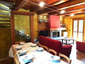马斯诺维斯康蒂La Dolce Vita chalet的一间带桌椅的用餐室和一间厨房