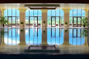 普拉韦茨Hyatt Regency Pravets Resort的一座大型游泳池,位于一座带窗户的建筑内