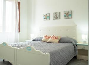 圣特雷莎加卢拉Stella Guest House的卧室配有白色的床和两个枕头