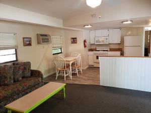 小图奇凯Parmer's Resort的带沙发和桌子的客厅以及厨房。