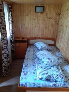霍雷祖Pastravaria Romani的一间卧室配有蓝色和白色床单