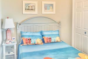 巴拿马城海滩Sterling Reef的一间卧室配有蓝色的床和两个枕头