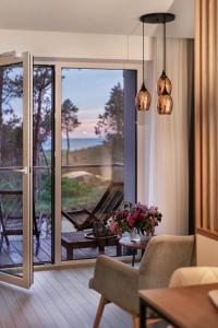 帕兰加SEAVIEW - A Special Place For Two的客厅设有滑动玻璃门,可通往庭院