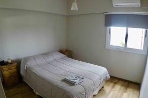 门多萨Depto Val的一间卧室设有一张床和一个窗口