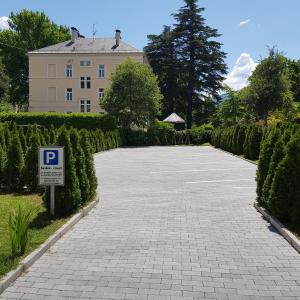 梅拉诺Garni Villa Tyrol - Adults Only的车道,在建筑物前有停车标志