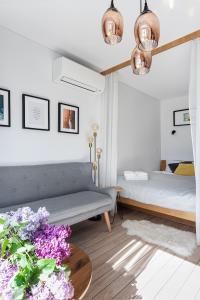 帕兰加SEAVIEW - A Special Place For Two的一间带沙发和桌子的卧室,并种植了鲜花