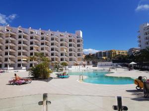 洛斯克里斯蒂亚诺斯Great 'San Marino' Terrace and Pool的大型酒店,设有游泳池和度假村