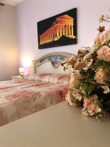 阿格里真托Le stanze dell'Olimpo的一间卧室配有一张床,享有大楼的图片