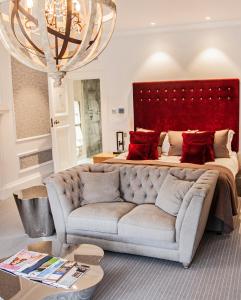 吉尔福德巴尼特山酒店的一间带沙发和一张大床的卧室