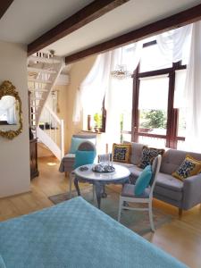 维塞乌卡Cafe Duo的客厅配有沙发和桌子