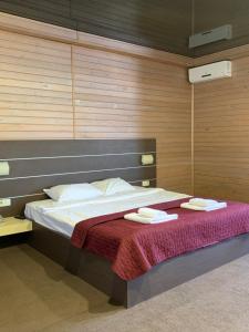 第聂伯罗motel-Yasniy的一间卧室配有一张床,上面有两条毛巾