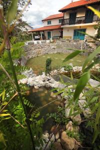 斯丹尼Vila Salamander的房屋前带池塘的花园