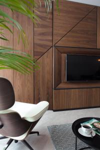 里沃Palicki - Apartamenty z widokiem na morze的客厅配有白色椅子和电视