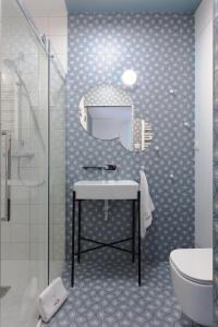 里沃Palicki - Apartamenty z widokiem na morze的一间带水槽和镜子的浴室