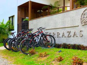 别霍港Terrazas del Caribe Hotel的停在大楼前的一群自行车