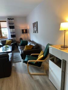 什恰夫尼察维多克公寓的客厅配有沙发和桌子
