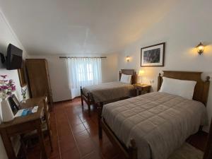 马尔旺阿连特茹阳台旅馆的酒店客房配有两张床和一张书桌