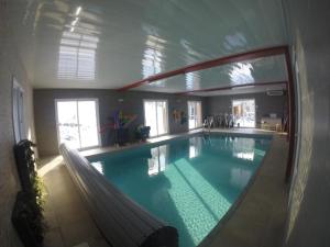 Saint-Sauveur-en-RueMaison avec piscine couverte Pilat Ardèche的相册照片