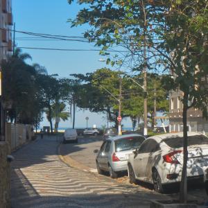 桑托斯Flat Gonzaga Praia的路边有汽车的街道