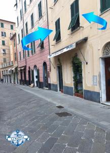 卡莫利LaMarina的建筑物一侧一条有蓝色箭头的街道