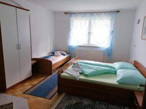 耶塞尼采艾尔文的一间卧室设有两张床和窗户。