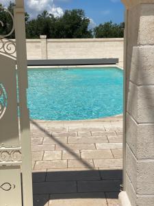 托雷坎内Le Terrazze Miramare B&B的打开门的游泳池