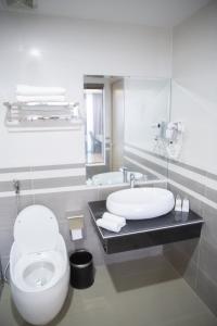 清化Bamboo Hotel的一间带卫生间和水槽的浴室
