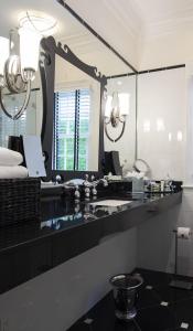 基韦斯特花园酒店 的一间带水槽和大镜子的浴室