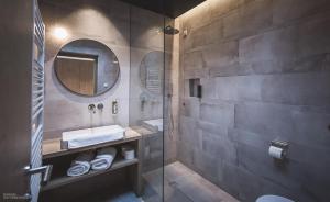蒙圭尔福Gailerhof Hotel B&B Superior的一间带水槽和镜子的浴室
