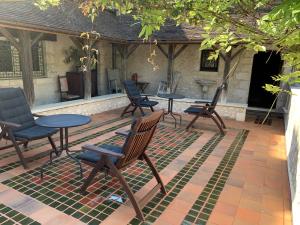 普罗万德摩尔老班斯旅馆的庭院里设有桌椅。