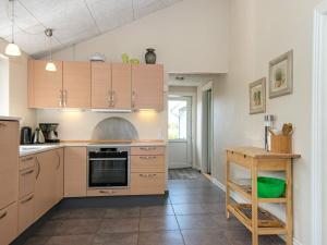 安斯艾厄8 person holiday home in Ansager的厨房配有木制橱柜和桌子