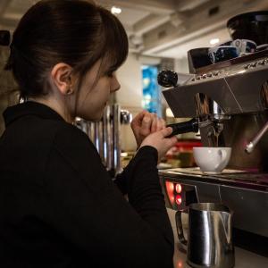 格拉斯哥靛蓝格拉斯哥酒店的女人在厨房里准备食物