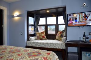 塞尔丘克Ayasoluk Hotel & Restaurant的一间卧室配有一张床,窗户配有沙发