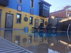 塞尔丘克Ayasoluk Hotel & Restaurant的水库中建筑物的反射