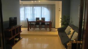 卡帕里卡海岸Casa de Praia的客厅配有桌子和沙发