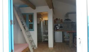 萨格里什普拉维达住宿加早餐旅馆的一间设有楼梯的客房,通往厨房