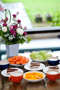 Fengping云山水朴耕园的水果和蔬菜盘子上桌