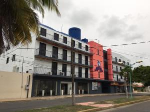 切图马尔Hotel & Suites Arges - Centro Chetumal的街道拐角处的建筑物