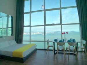 乔治市Maritime Suites by Comfy的一间卧室配有一张床和一张桌子及椅子