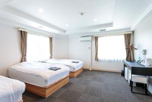 埼玉市威尔斯特酒店的酒店客房配有两张床和一张书桌