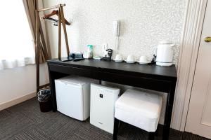 埼玉市威尔斯特酒店的一间房间里带两个白色冰箱的黑台面