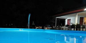 马尔泰拉戈瓦内萨住宿加早餐旅馆的一个带桌椅的夜间游泳池