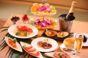 Ginani RESORT ARTIA Sensual Gifu (Adult Only)的餐桌,带食物盘和一瓶葡萄酒