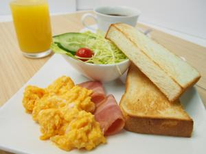 Ginani RESORT ARTIA Sensual Gifu (Adult Only)的包括鸡蛋烤面包和果汁的早餐盘