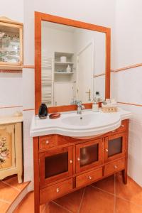 陶尔米纳B&B Greco Home的一间带水槽和镜子的浴室