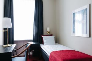 哥本哈根尼波城市酒店的酒店客房设有床和窗户。