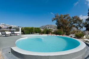 皮尔戈斯Christou Estate & Villas的一座位于山间度假村内的游泳池