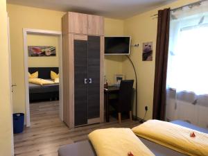 拜尔里舍艾森施泰恩潘森酒店的客房设有带一张床和一张书桌的卧室。