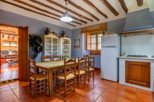 阿尔奇多纳Cortijo Fuente de Alonso Gomez的厨房配有桌椅和冰箱。